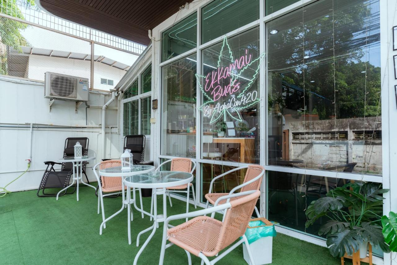420 Hostel - Ekkamai Buds & Beds Bangkok Dış mekan fotoğraf