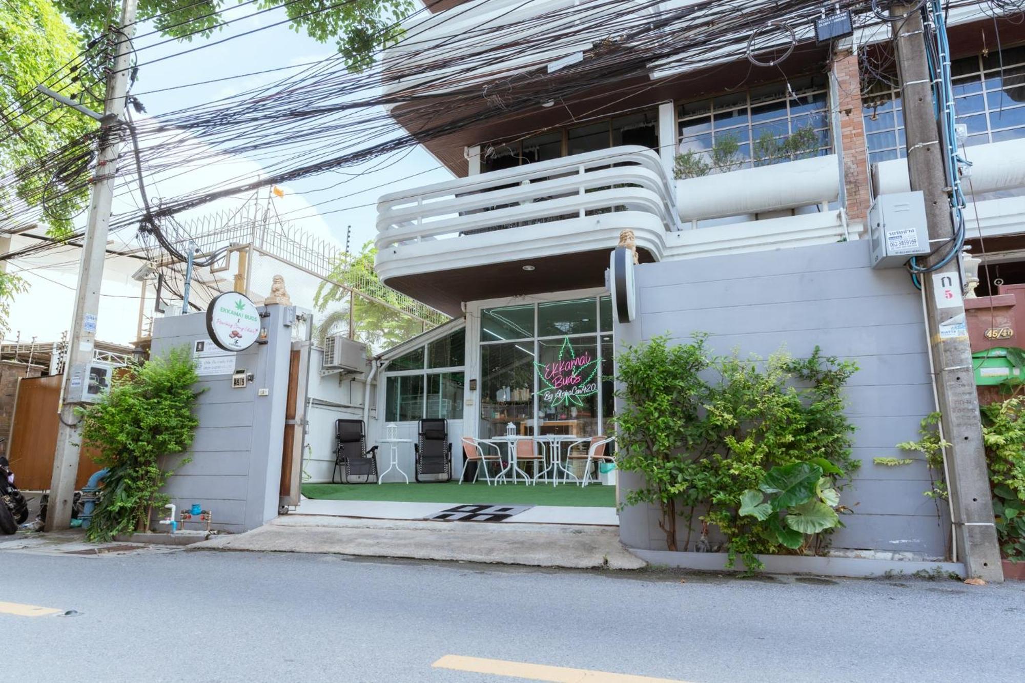420 Hostel - Ekkamai Buds & Beds Bangkok Dış mekan fotoğraf